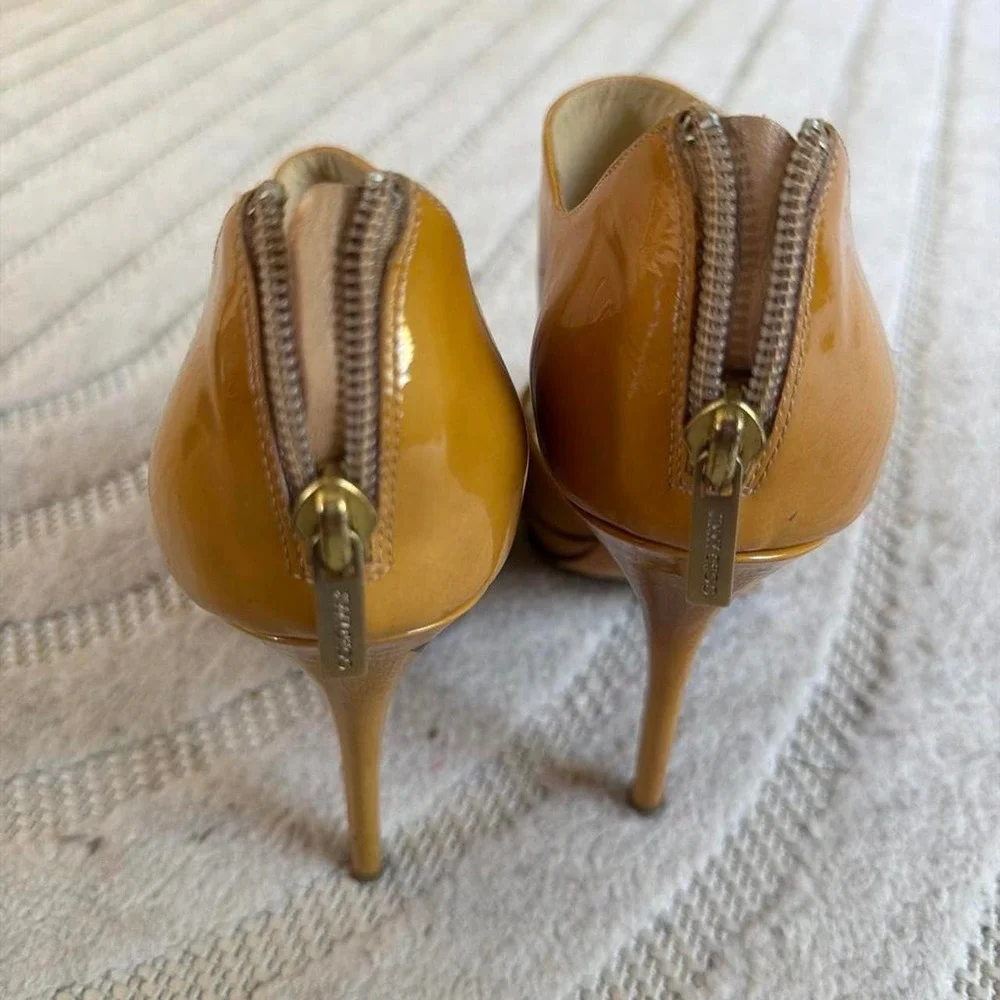 Jimmy Choo 2024 Beige Patent Leather 'Private' Sandal heels size 39/8.5 Glam